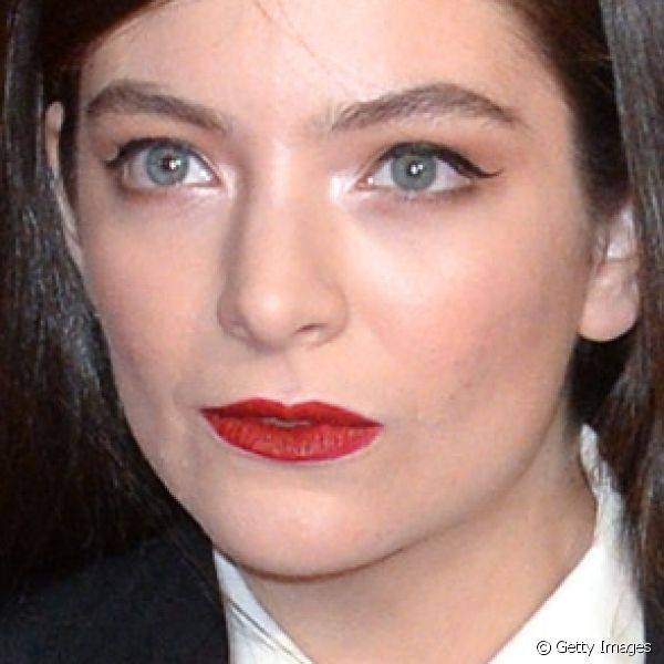 A cantora Lorde escolheu uma make cl?ssica para participar do evento e, al?m do tra?o de delineador preto no formato gatinho, apostou em um tom escuro de vermelho nos l?bios